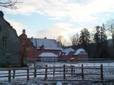 Gelände der Schlossanlage mit Blick auf die Nebengebäude und das Herrenhaus
