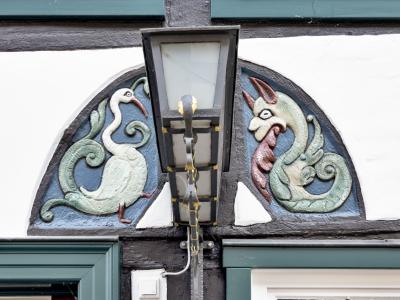 Wiedenbrück, Ratskeller, Schnitzerei mit Fabelwesen