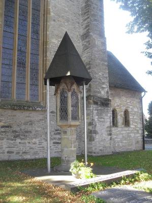 Kirchhoflaterne (Totenleuchte) vor St. Johannes Baptist