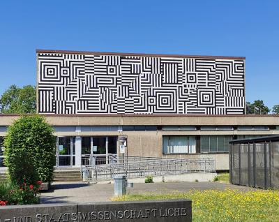 Markante Fassadengestaltung des Hörsaals E von Victor Vasarely