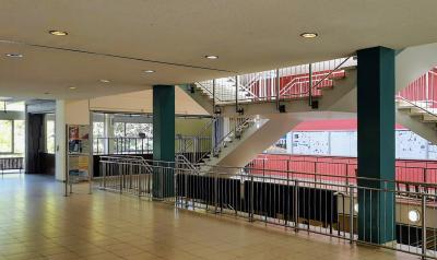Innenansicht Juridicum Bonn mit Treppenanlage
