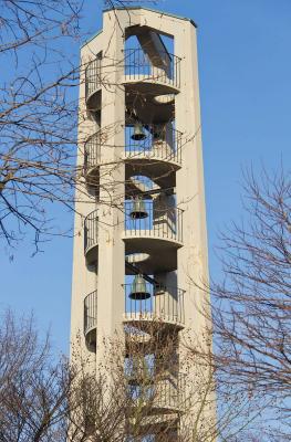freistehender Glockenturm aus Beton von St. Josef