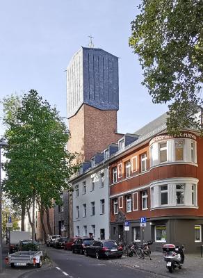 Straßenansicht St. Mechtern mit Turm