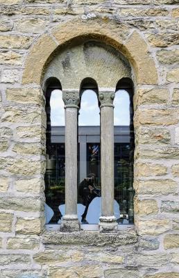 Rundbogenfenster mit zwei eingestellten Säulen