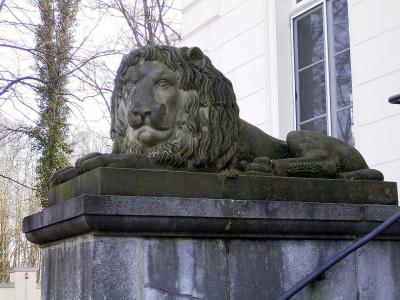 Löwenskulptur des Bildhauers Ney an der Freitreppe