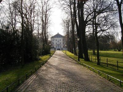Blickachse von der Zufahrt zum Schloss Mickeln