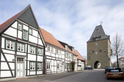 Blick entlang der Straße mit Fachwerkhäusern auf Osthofentor