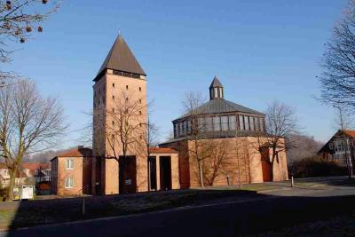Heilig-Geist-Kirche Bielefeld mit Pfarrhaus von Süden