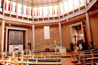Innenansicht mit Blick auf die Fenstergalerie, Altar und Orgel