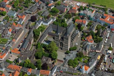 Luftbild mit St. Viktor und dem Stiftsmuseum Xanten