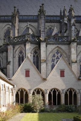 Blick auf den Kreuzgang und auf die Kirche