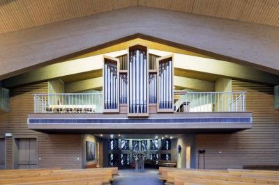 Blick auf die Orgel im östlichen Teil der Kirche