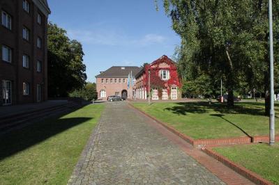 Blick auf das ehemalige Trafohaus und Telefonzentrale