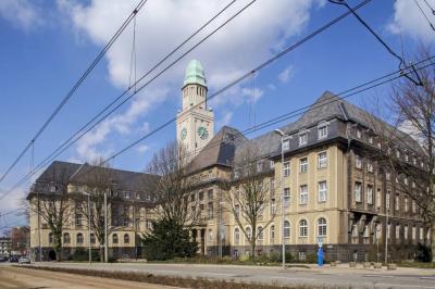 Außenansicht des neobarocken Gebäudeteils