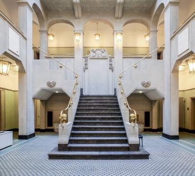 frontaler Blick zur dreiläufigen Treppe