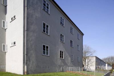 Seitenwand eines Hauses der Siedlung Spinnstuhl