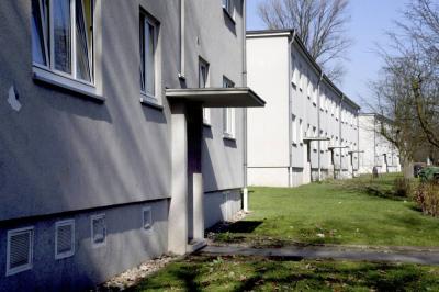 weit auskragende Stahlbetonplatte am Eingangsbereich