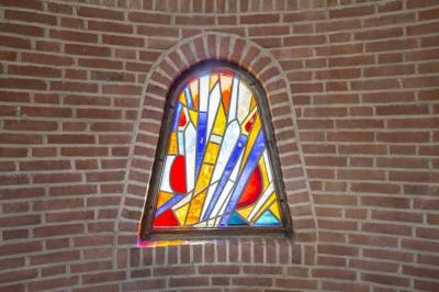 parabelförmiges Fenster im unteren Geschoss