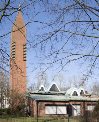 Blick auf den Kirchturm des Pfarrzentrum Thomas Morus