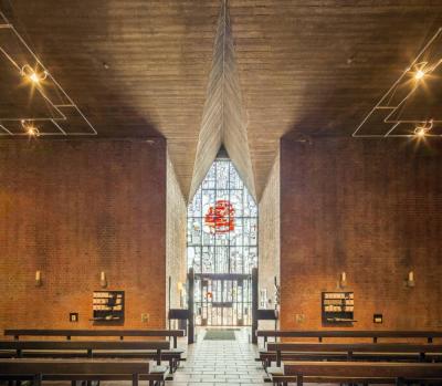 Innenraum der Kirche mit Blick zum Eingang