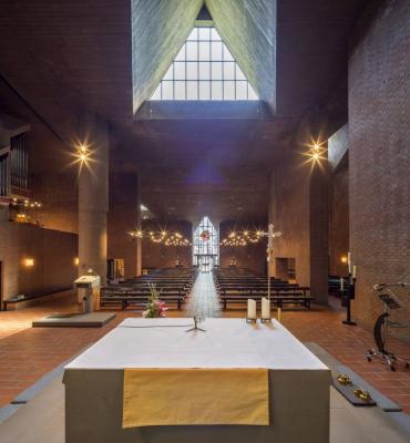Blick über den Altar der Kirche