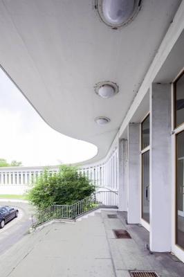 Blick entlang der Fassade im Erdgeschoss