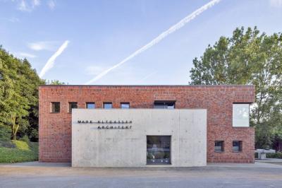 frontaler Blick auf die Fassade des Wohn- und Bürohauses