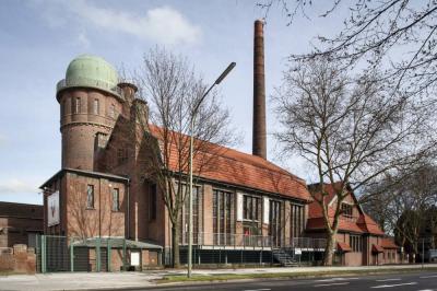 Blick auf das ehemalige Maschinen- und Kesselhaus sowie den Wasserturm