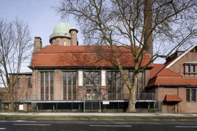 Blick auf die Fassade des Maschinen- und Kesselhauses