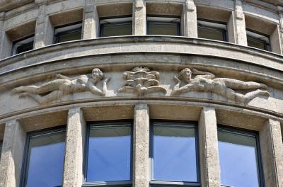 Relief am abgerundeten Teil der Fassade des WEKA-Karrees