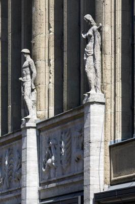 Detail der Skulpturen im Eingangsbereich des WEKA-Karrees