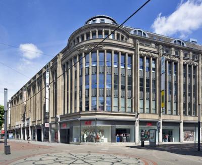 abgerundete Fassade des WEKA-Karrees an der Bahnhof- und Augustastraße