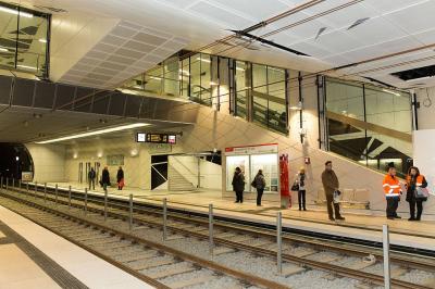 Haltestelle Pempelforter Straße, Bahnsteig mit Sichtfenster zur Verteilerebene