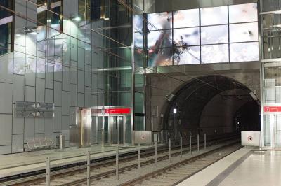 Haltestelle Schadowstraße, Bahnsteig mit Blick auf "Turnstile" von U. Damm