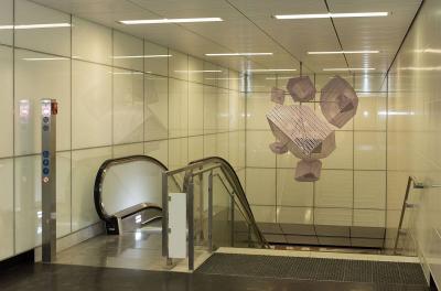 Haltestelle Heinrich-Heine-Allee, Rolltreppe mit Klangskulptur "Labor" von Ralf Brög