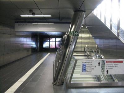 Haltestelle Benrather Straße, Verteilerebene mit "Himmel oben - Himmel unten" von T. Stricker