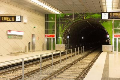 Haltestelle Graf-Adolf-Platz, Bahnsteig mit "Achat" von M. Franke