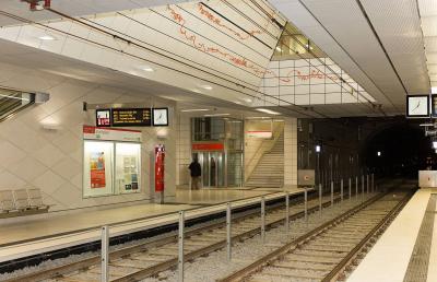 Haltestelle Kirchplatz, Bahnsteig mit Kontinuum und Blick auf die Verteilerebene