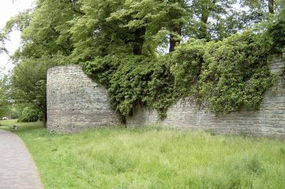 Blick in die Gräfte unterhalb der Stadtmauer (Rundweg)