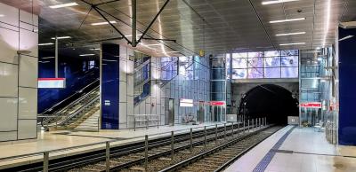 Haltestelle Schadowstraße, Bahnsteig mit Intallation