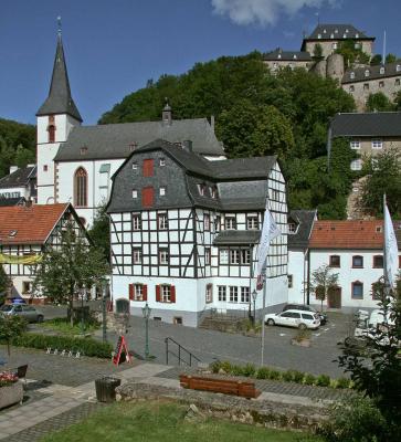 die Kirche mit dem Eifelmuseum im Vordergrund