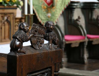 Detail der Schnitzereien an den Kirchbänken