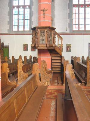 Kirchenbänke und Kanzel