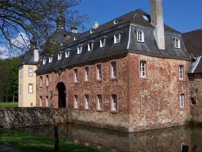 Blick auf das Torhaus, welches sich an die Vorburg anschließt