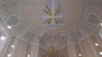 Kreuzkapelle, Spiegeldecke mit Symbol des Hl. Kreuzes