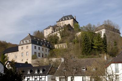 Blick vom Fuße der Anhöhe zur Burg