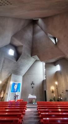 Blick auf den Altar und das Beton-Zeltdach