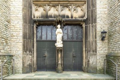 Portal mit Statue
