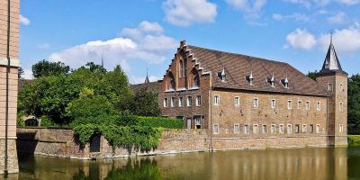 Seitenflügel und Eckturm der Vorburg von Schloss Gracht