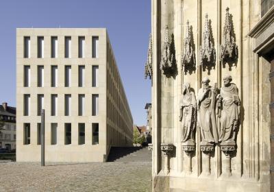 Blick auf die Südseite der Diözesanbibliothek und ein Portalgewände der Überwasserkirche